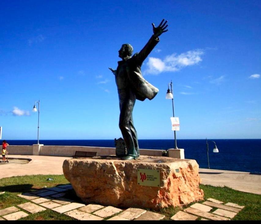 Polignano A Mare: Sulla Piazza Di Domenico Modugno Villa Buitenkant foto